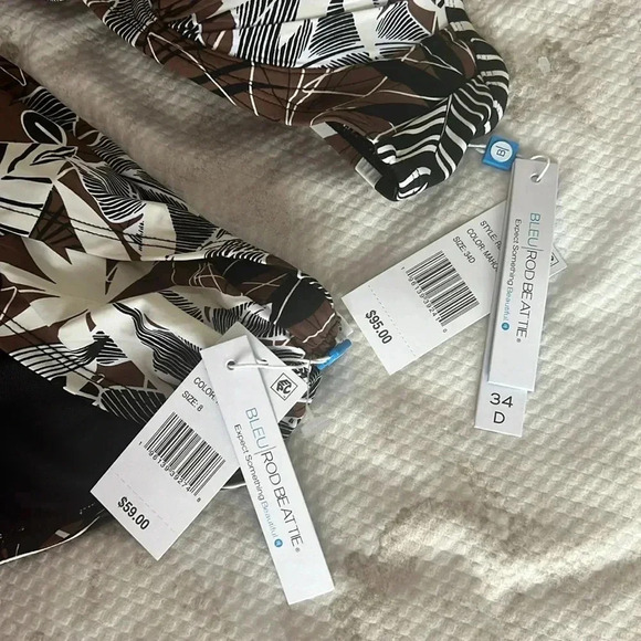 Bleu Rod Beattie Bold Moves Underwire Molded Swim Top and Sarong Hipster Bottom - Picture 11 of 13